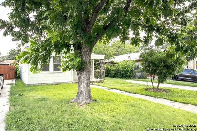 Listing photo id 0 for 1723 Kings W