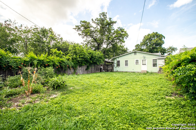 Listing photo id 18 for 1723 Kings W