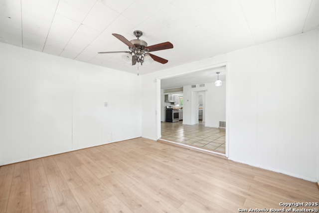 Listing photo id 10 for 4043 Tropical Dr