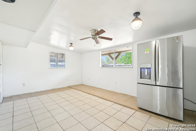 Listing photo id 11 for 4043 Tropical Dr
