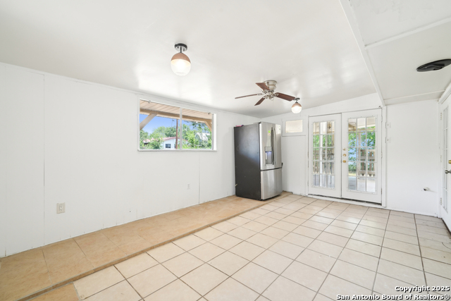 Listing photo id 12 for 4043 Tropical Dr