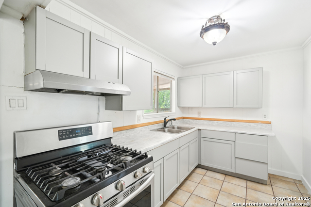 Listing photo id 13 for 4043 Tropical Dr