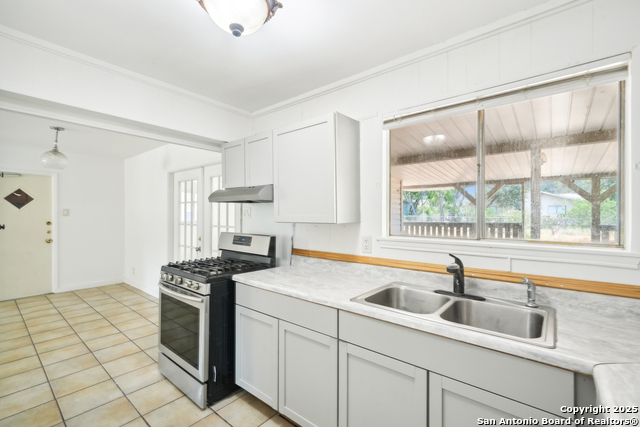 Listing photo id 14 for 4043 Tropical Dr