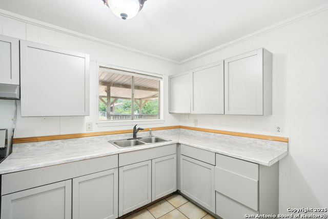 Listing photo id 15 for 4043 Tropical Dr