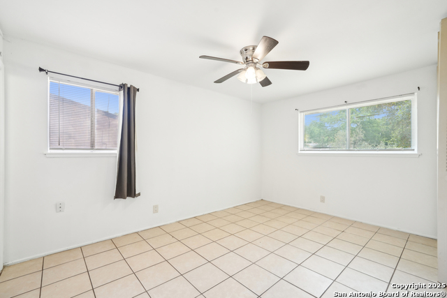 Listing photo id 16 for 4043 Tropical Dr