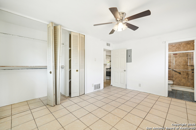 Listing photo id 17 for 4043 Tropical Dr