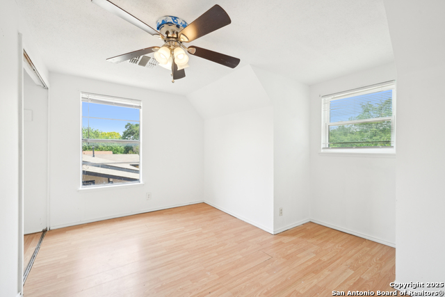Listing photo id 19 for 4043 Tropical Dr