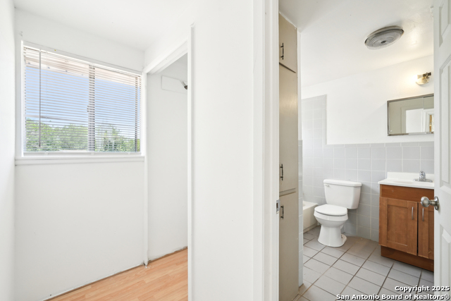 Listing photo id 20 for 4043 Tropical Dr