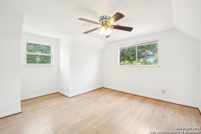 Listing photo id 21 for 4043 Tropical Dr