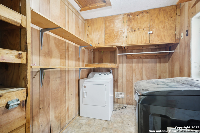 Listing photo id 23 for 4043 Tropical Dr