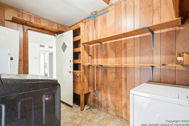 Listing photo id 24 for 4043 Tropical Dr