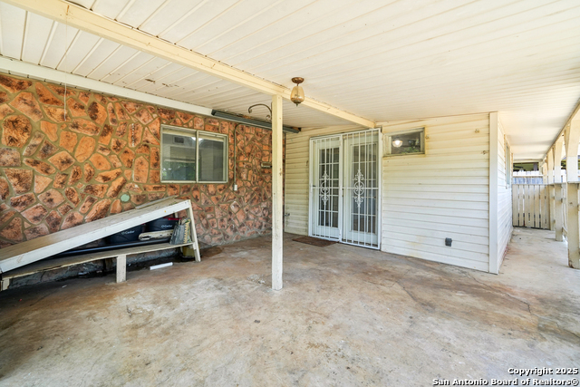 Listing photo id 25 for 4043 Tropical Dr