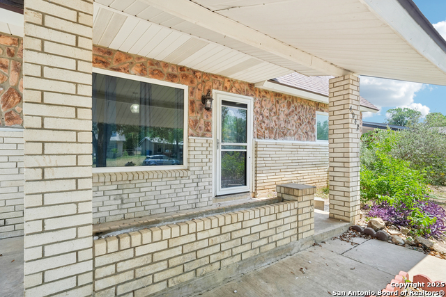 Listing photo id 1 for 4043 Tropical Dr