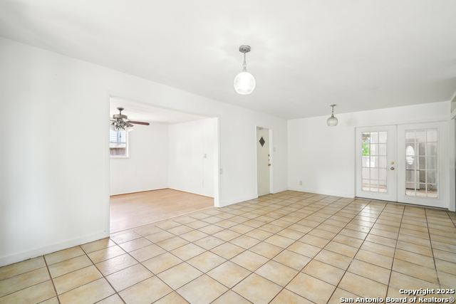 Listing photo id 5 for 4043 Tropical Dr