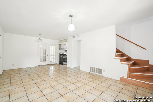 Listing photo id 6 for 4043 Tropical Dr