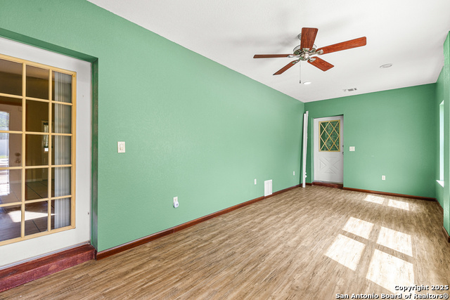 Listing photo id 23 for 819 Evening Shade