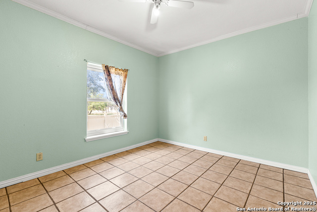 Listing photo id 26 for 819 Evening Shade
