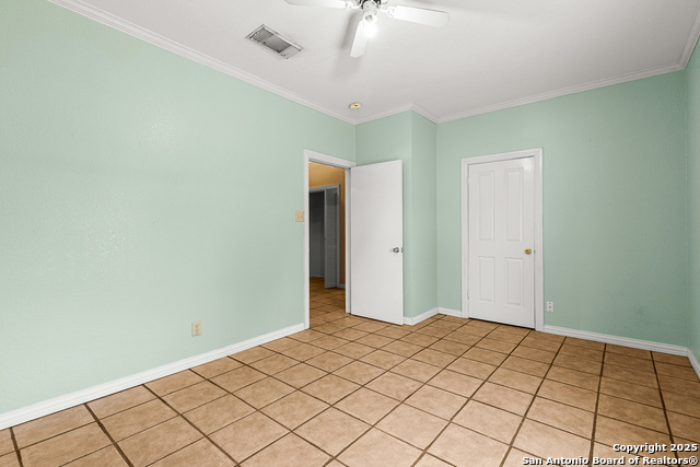 Listing photo id 27 for 819 Evening Shade