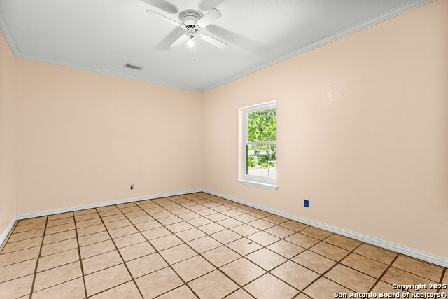 Listing photo id 28 for 819 Evening Shade