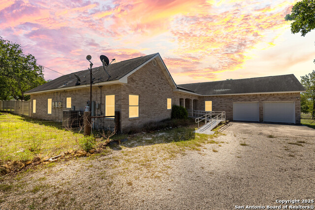 Listing photo id 5 for 819 Evening Shade