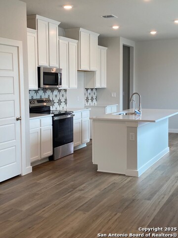 Listing photo id 3 for 749 Whitman Street