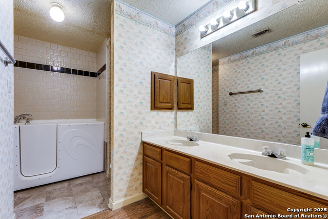 Listing photo id 15 for 8763 Silent Oaks