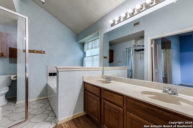 Listing photo id 18 for 8763 Silent Oaks