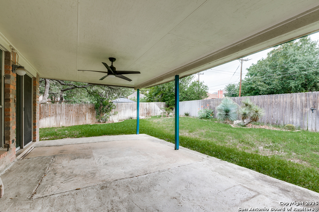 Listing photo id 19 for 8763 Silent Oaks