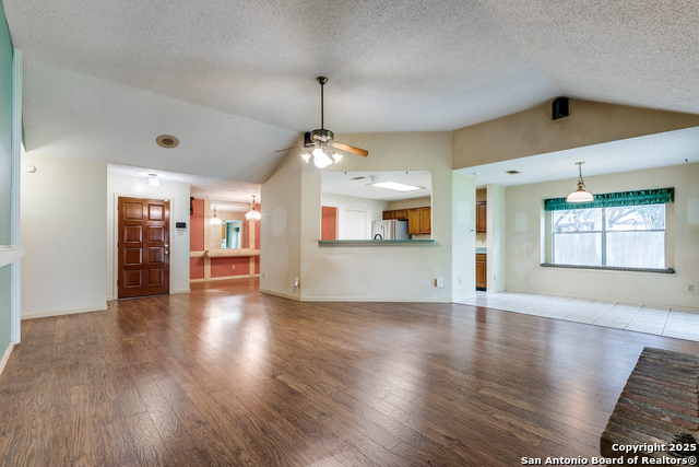 Listing photo id 3 for 8763 Silent Oaks
