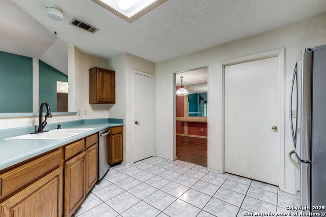 Listing photo id 5 for 8763 Silent Oaks