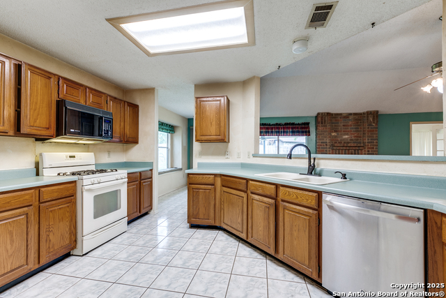 Listing photo id 6 for 8763 Silent Oaks