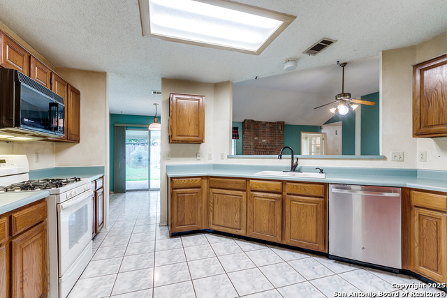 Listing photo id 7 for 8763 Silent Oaks