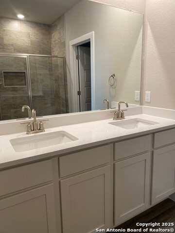 Listing photo id 8 for 2931 Angelou Street