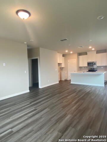 Listing photo id 3 for 2931 Angelou Street