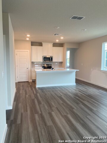 Listing photo id 4 for 2931 Angelou Street