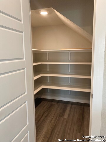 Listing photo id 6 for 2931 Angelou Street