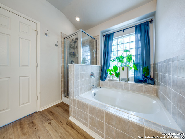 Image 18 of 34 For 19606 Flair Oak