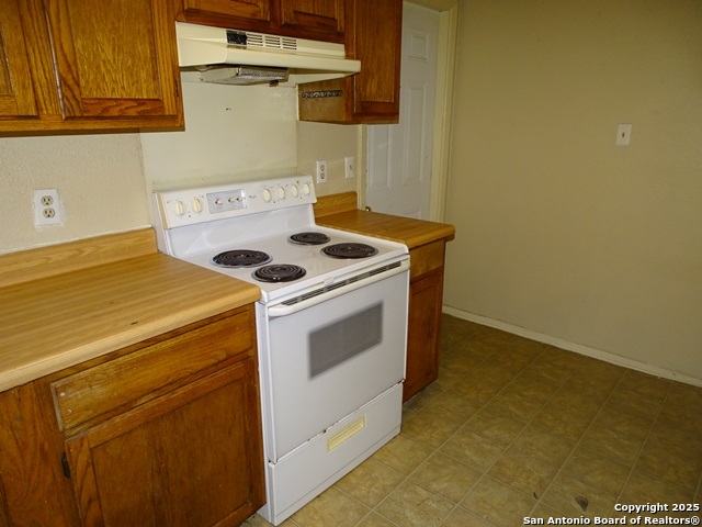 Listing photo id 5 for 5931 Sunrise Village