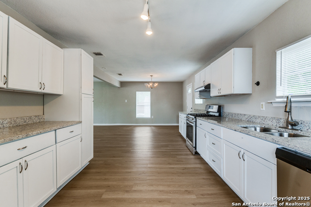 Listing photo id 8 for 5930 Midcrown Dr