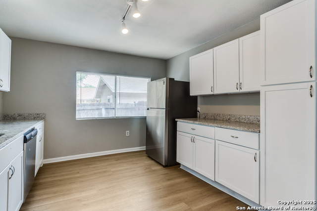 Listing photo id 9 for 5930 Midcrown Dr