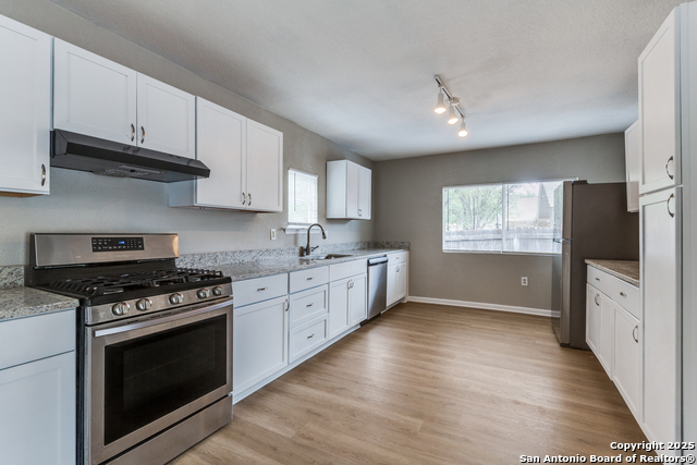 Listing photo id 10 for 5930 Midcrown Dr
