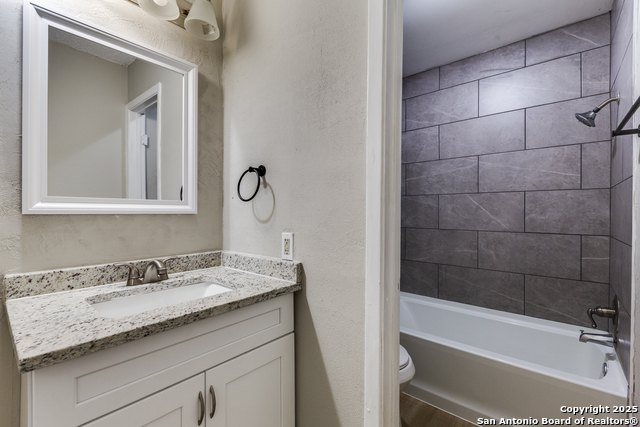 Listing photo id 15 for 5930 Midcrown Dr