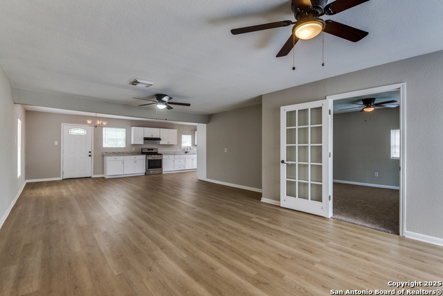Listing photo id 0 for 5930 Midcrown Dr