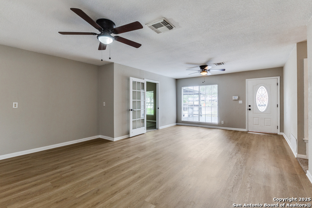 Listing photo id 3 for 5930 Midcrown Dr