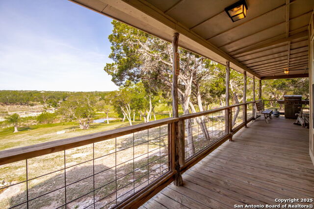 Listing photo id 8 for 2232 Valley