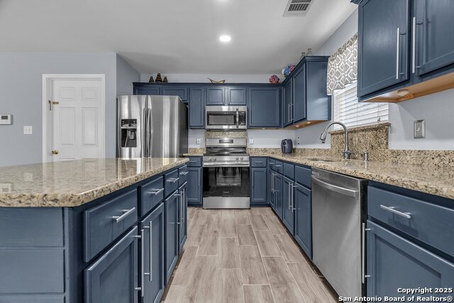 Listing photo id 9 for 7715 Beechnut Oak