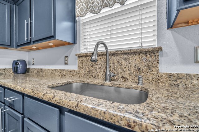 Listing photo id 11 for 7715 Beechnut Oak