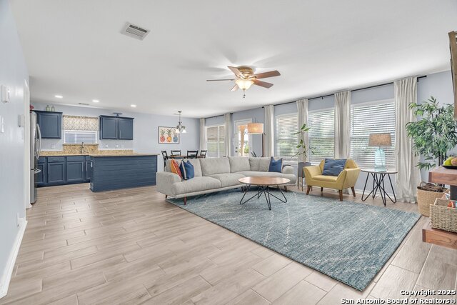 Listing photo id 7 for 7715 Beechnut Oak