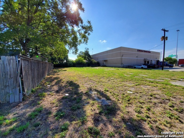Listing photo id 3 for 1018 Frio Lot 20 S