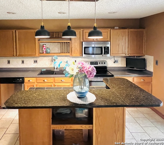 Listing photo id 11 for 9208 Bowen